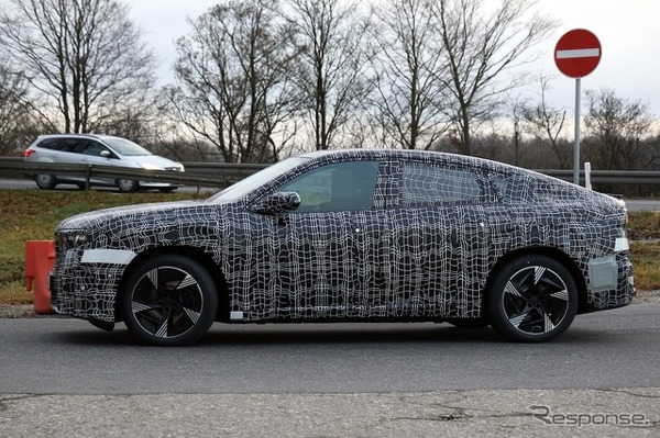 BMW iX4 市販型のプロトタイプ
