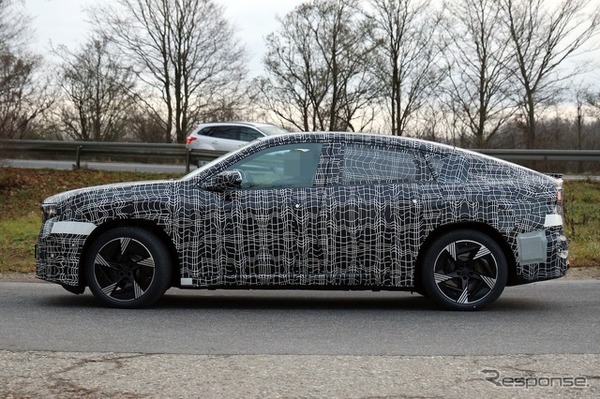 BMW iX4 市販型のプロトタイプ