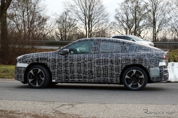 BMW iX4 市販型のプロトタイプ