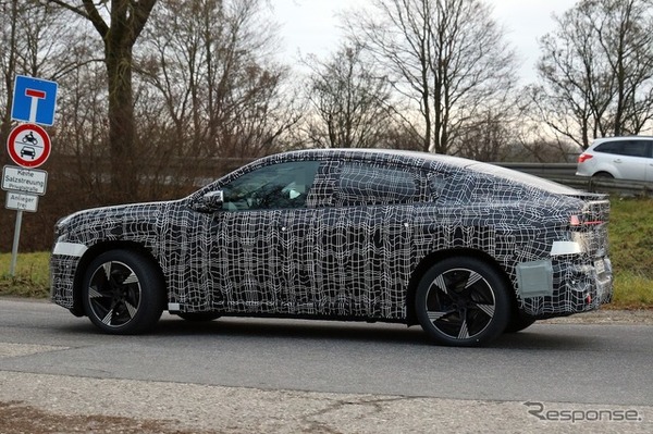 BMW iX4 市販型のプロトタイプ