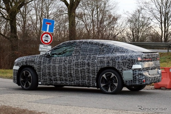 BMW iX4 市販型のプロトタイプ