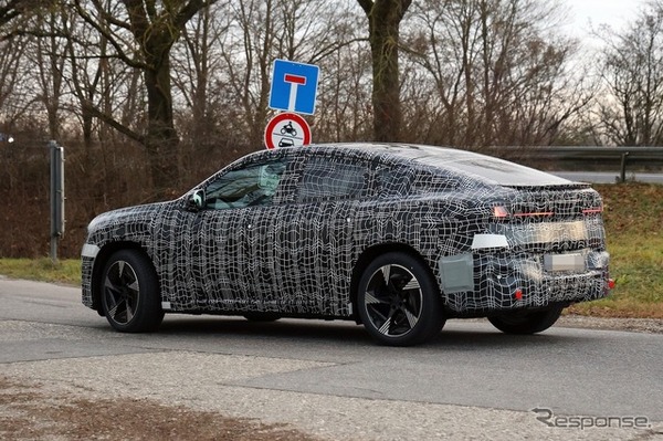 BMW iX4 市販型のプロトタイプ