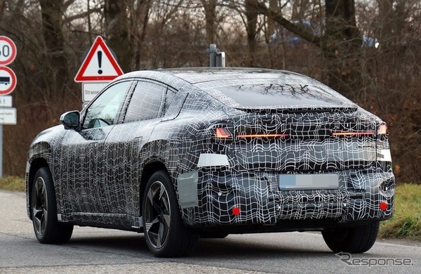 BMW iX4 市販型のプロトタイプ