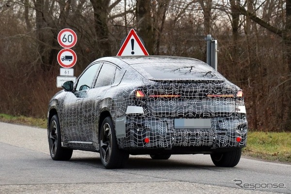 BMW iX4 市販型のプロトタイプ