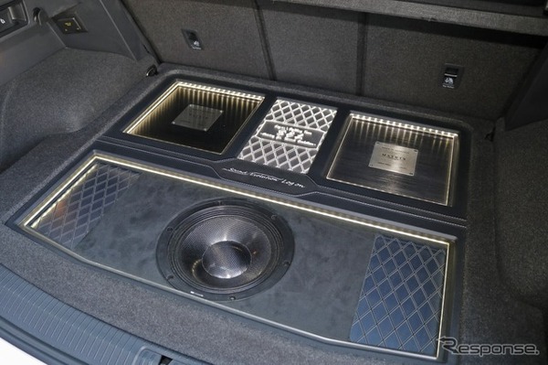 普段はカバーで完全に隠れた状態のオーディオシステムだが、ひとたびオープンするとアピール度満点のデザイン性。