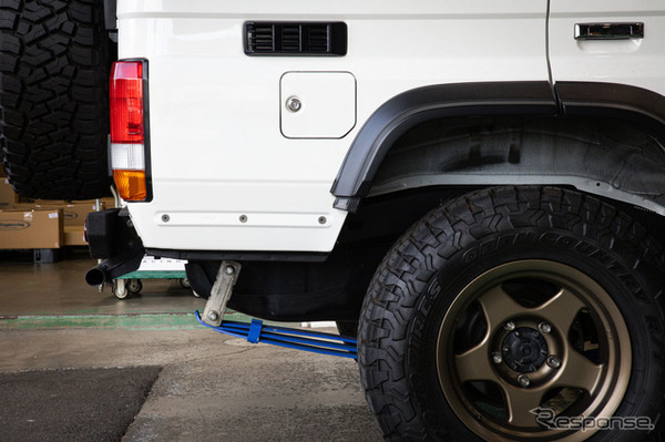4x4エンジニアリングのリアサイドガーニッシュエンドプラス