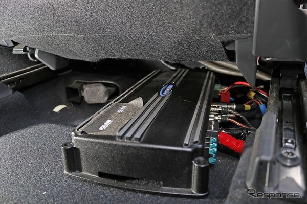 パワーアンプに選んだのはオーナーのお気に入りでもあるARCオーディオ。ARC1000.6とARC1000.4を左右のシート下に収める。
