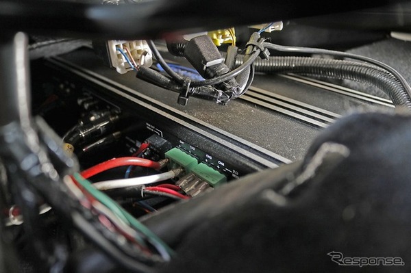 大型アンプであるARC1000.6は運転席下のスペースを使って前後方向に縦置きされている。