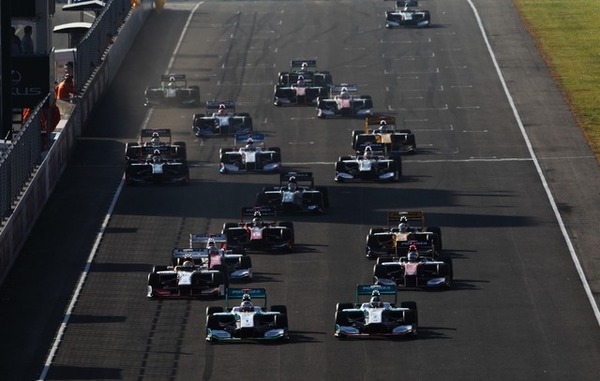 スーパーフォーミュラ今季第6戦のスタート（スポーツランドSUGO）。