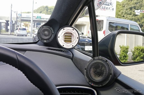 50mmのミッドハイ（MB2）をAピラーにビルトイン取り付けして、中高域のスピーカー群をまとめて取り付けるスタイルとした。
