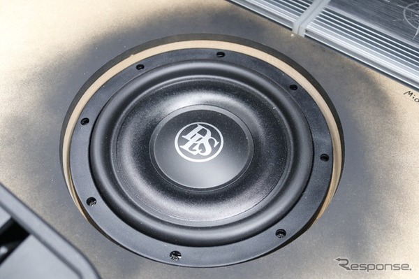 サブウーファーはフロントスピーカーとブランド統一してDLS（RCS10.D2）をチョイス、取り付け性も考慮したユニット選びとした。