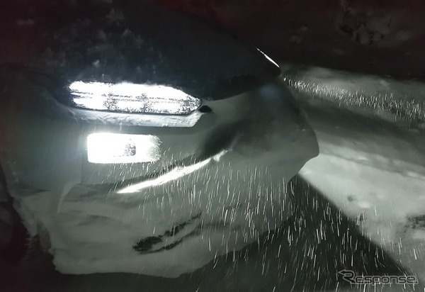 深雪路におけるソルテラの弱点は走行性能ではなく空力。巻き上げた粉雪がフロントウインドウに集中的にふりかかるため視界ゼロになるのだ