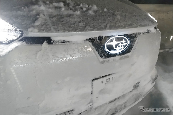 光る六連星のエンブレムにはデンソーの解氷装置が仕込まれている。が、特別豪雪地帯ではモノの役に立たず