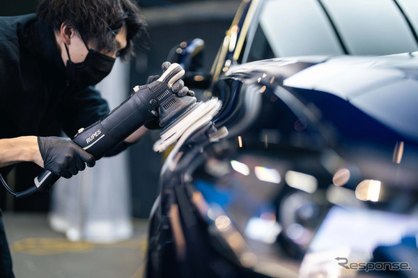 面ごとに状況を見極めて最適なバフ、コンパウンドで磨いていく