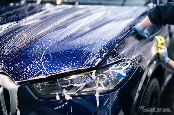 磨きが終わると丁寧に洗車をして下準備を整える