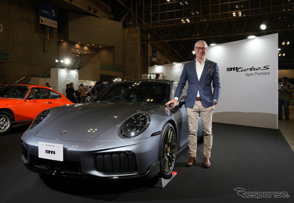 ポルシェジャパン イモー・ブッシュマン社長と日本初公開となった新型911ターボS（10日、オートモビルカウンシル2026会場にて）