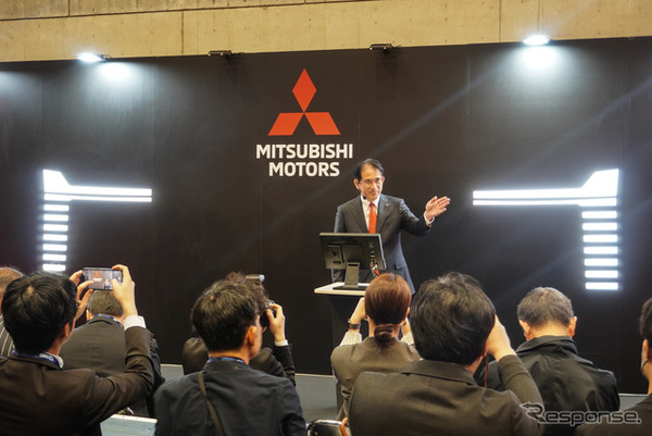 「新型クロスカントリーSUV」を予告する岸浦新社長の背景には新しい「パジェロの顔」を匂わせるパネルが