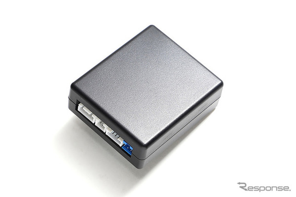 ブリッツの新型スロコン「スマスロX」（本体ユニット ハーネス接続面）