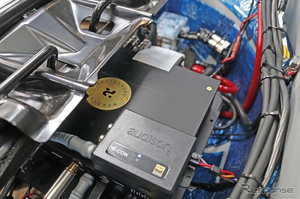 ラゲッジの隙間に滑り込ませるようにして取り付けられているのはリゾルトのM-DSP。ケーブルの取り回しも配慮されている。