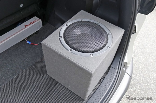 ラゲッジのフロア上にはサブウーファーを設置する。ユニットにはダイヤトーンのSW-G50を用いて豊かな低域再生を目指す。