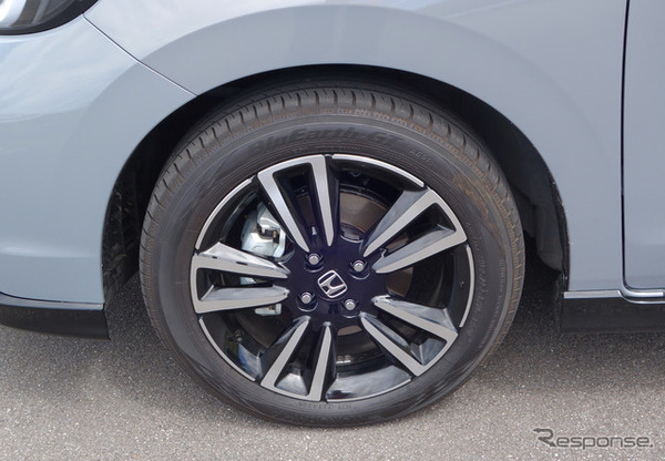 タイヤは185/55R16サイズのヨコハマ「ブルーアースGT AE51」