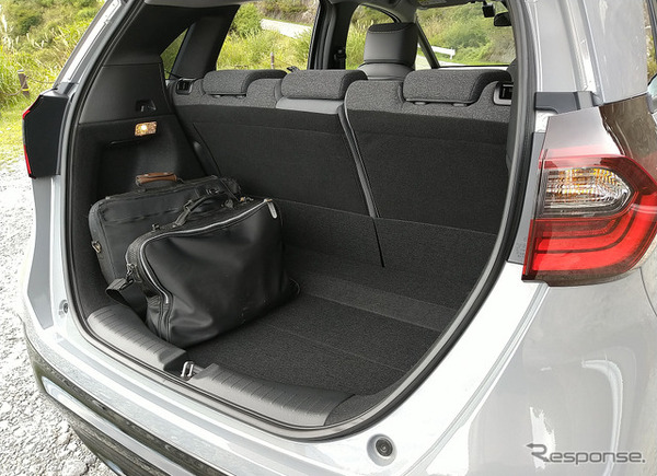 通常状態の荷室。純エンジン版に比べると底が浅いが、それでも十分な収容力を持つ