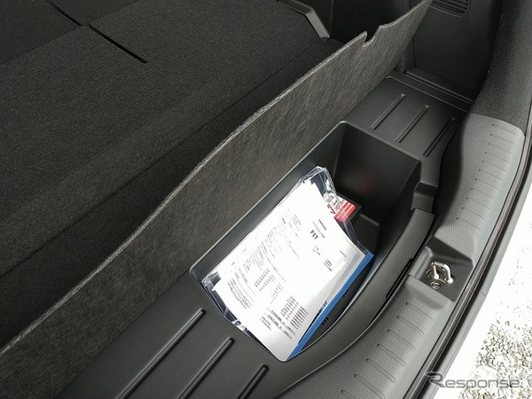荷室の床下にも小さな収納スペースが