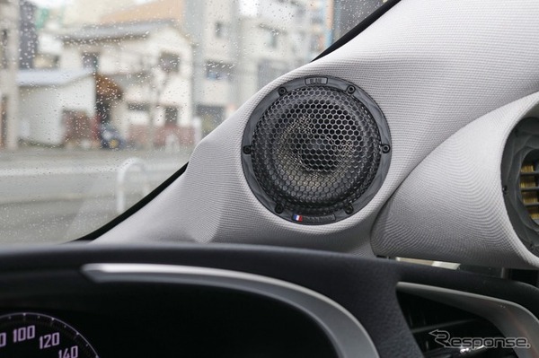 ミッドローとして用いるのはバレルのMB3。80mmユニットをAピラーを加工してビルトイン、中域の豊かなサウンドを支える。