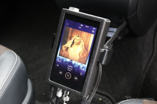 オーディオプレイヤーに用いるiBasso DAP300APEX Ti。質感の高い音楽信号を再生するシステムに似つかわしいプレイヤーだ。