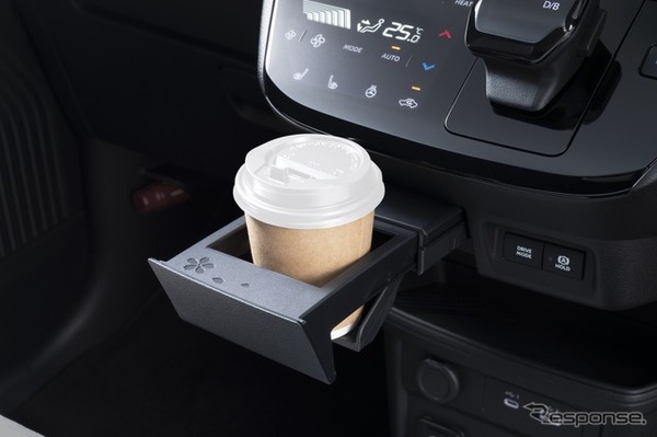 日産サクラ改良新型：カップホルダー