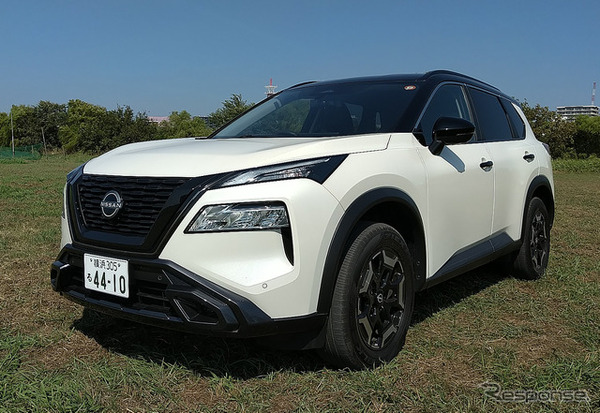 日産エクストレイルのフロントビュー。丸くなった旧型から直線基調に戻ったが、ラギットより上級という印象