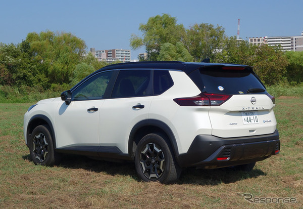 日産エクストレイルのリアビュー。SUVとしてオーセンティックなフォルムだが若干特徴に乏しい