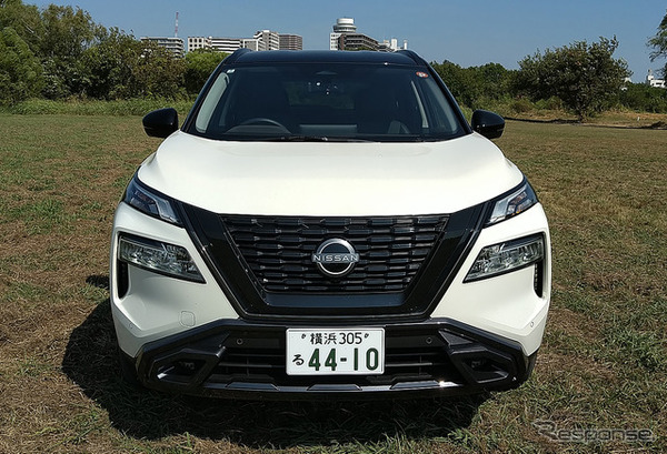 日産エクストレイルのフェイス。ヘッドランプが下段、ポジションランプが上段という構成。ヘッドランプは先行車、対向車を避けて照射するアクティブハイビームだ