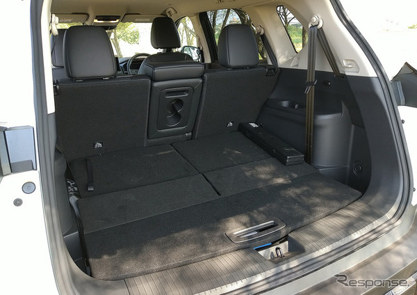 3列目シートを格納するとステーションワゴン並みの荷室容量を確保できる