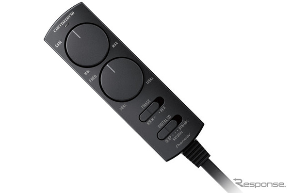 「パワードサブウーファー」のリモコンの一例（カロッツェリア・TS-WX140DA）。