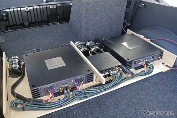 パワーアンプ２台とDSP、キャパシターなどを効率よく収めるフラット構造のアンプラックを設計した。