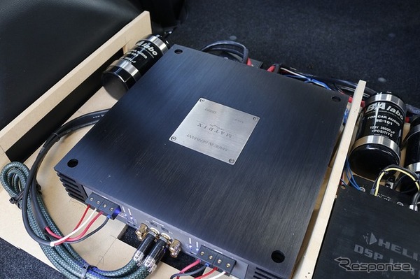 パワーアンプに用いるのはブラックスのMX4×2台。クリアサウンド、正確性の高い音を好みオーナーが選んだ逸品だ。