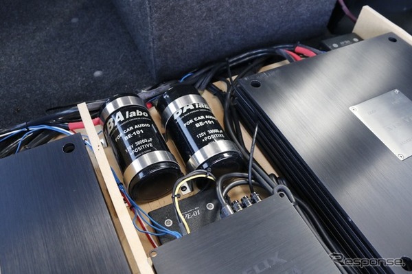 電源系は下層アースなどにも気を配るオーナー。キャパシターを配置して瞬発的な電力供給にも対応する。