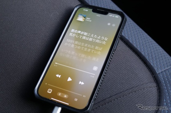 プレイヤーには普段から使っているiPhoneを利用する。普段使いのままで車内でも音楽を楽しめるのがオーナーの望みだった。
