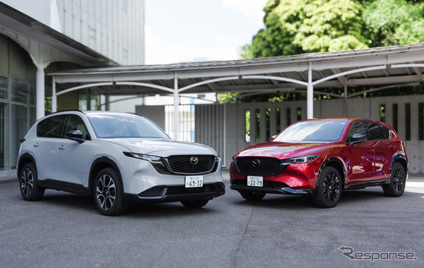 マツダ CX-5 新型（左）と従来モデル（右）