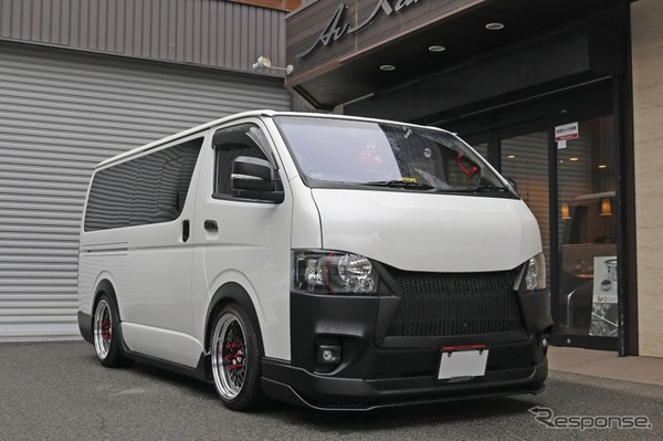 2台のハイエースを乗り継いでいる吉川さん。今回はオーディオにも車中泊にも力を入れるインテリアを作り上げた。