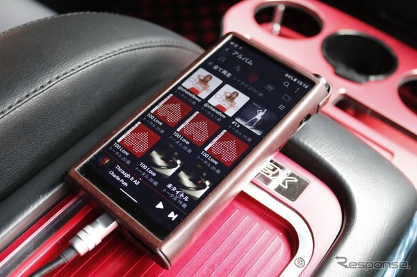 音楽を楽しむ際には音質面を考慮して定評のあるDAPであるFiioのM15をチョイス。DSPに対してUSB接続される。