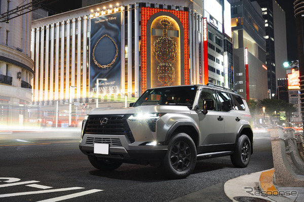 銀座の街並みに溶け込むGX550。マットプロテクションフィルムにより高級SUVらしい品格が際立つ