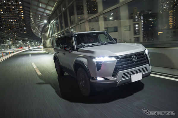都会のナイトシーンに映えるGX550。マットプロテクションフィルムがボディラインの美しさを際立たせる