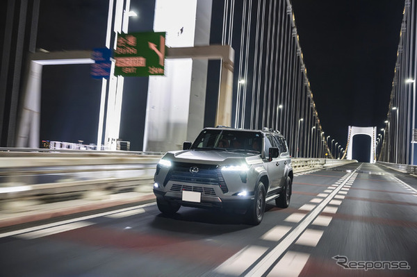 走行中の姿にも上品な迫力を感じさせるGX550。マットな質感が都会的な印象を高めている