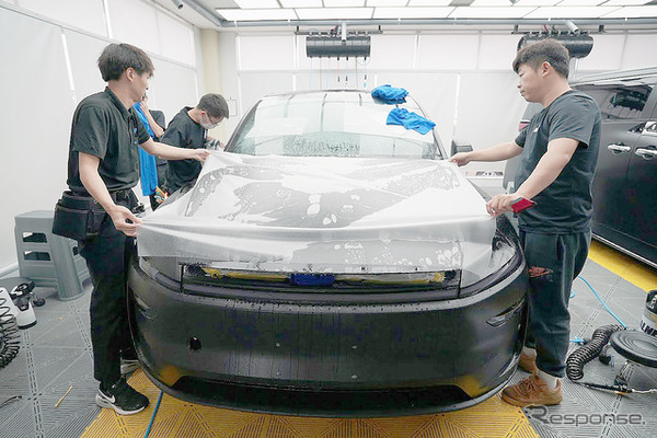 施工スタッフが多く広い面の施工も難なくこなしていく