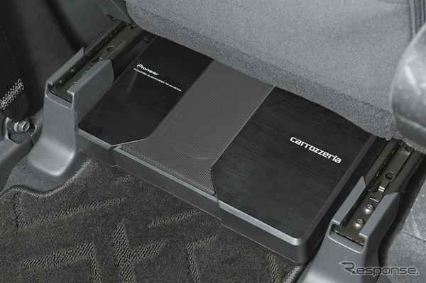 「小型・薄型のパワードサブウーファー」の設置例（カロッツェリア・TS-WH500A）。