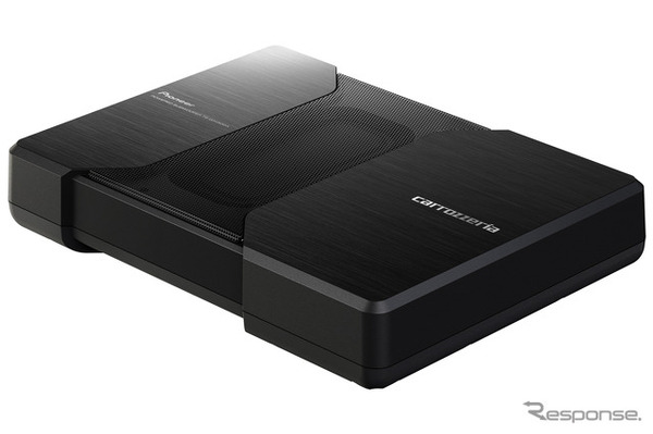 「小型・薄型のパワードサブウーファー」の一例（カロッツェリア・TS-WH500A）。