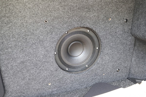 サブウーファーユニットにはパイオニアのTS-W10RSを2発チョイス。ステレオ再生で低音の立体感を表現した。
