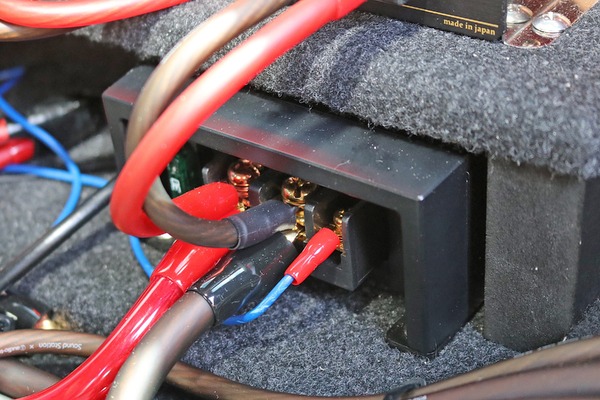 パワーアンプのドライブに用いるパワーアンプにはカロッツェリアのPRS-D700を2台用いる。